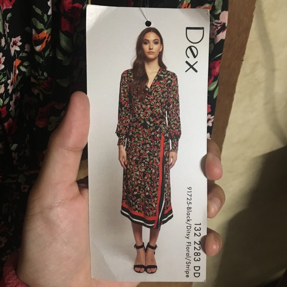 NWT Black/Red wrap dress with floral pattern - Picture 4 of 8